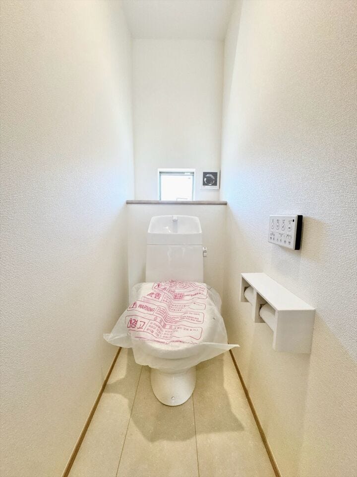 明るくて清潔感のあるトイレスペース。毎日何度も使う場所だからこそ、ホッと落ち着けるインテリアにこだわりました。白を基調とした爽やかな空間が、日々の暮らしの中にさりげない癒やしのひと時をもたらします