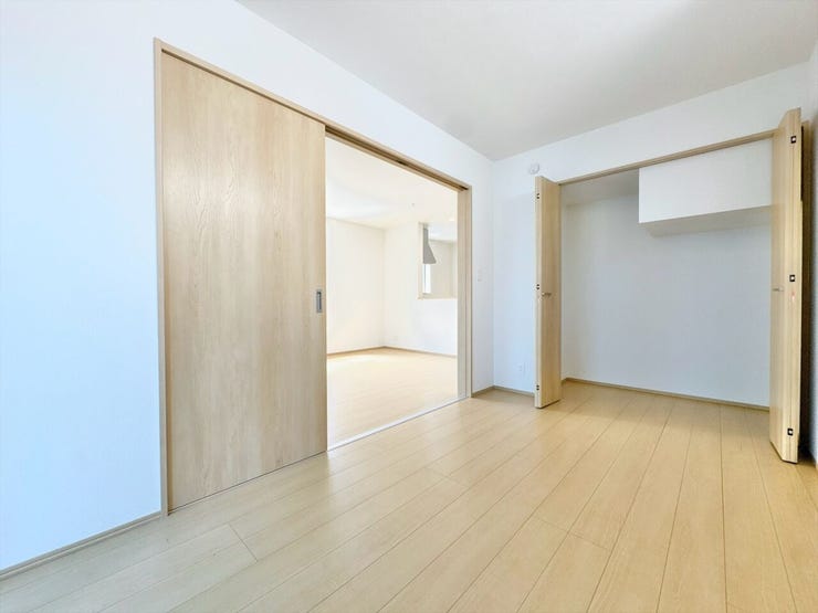 1階のお部屋は落ち着いた空間になっており、客間にもお子様のお昼寝スペースにも様々な使い方ができそう。キッチンやリビングからも目が届きやすいため、家事をしながらでも小さなお子様を安心して遊ばせられます