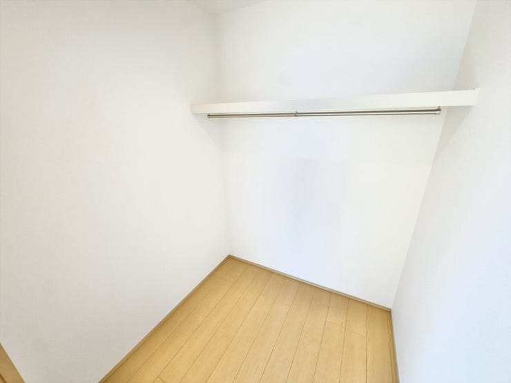 ゆとりのある収納でお部屋をすっきりと出来ます。衣類や小物をしっかり隠して収納できるため、居住空間に生活感を出さず、お気に入りの家具やインテリアを美しく引き立てた理想の部屋づくりを楽しめます。