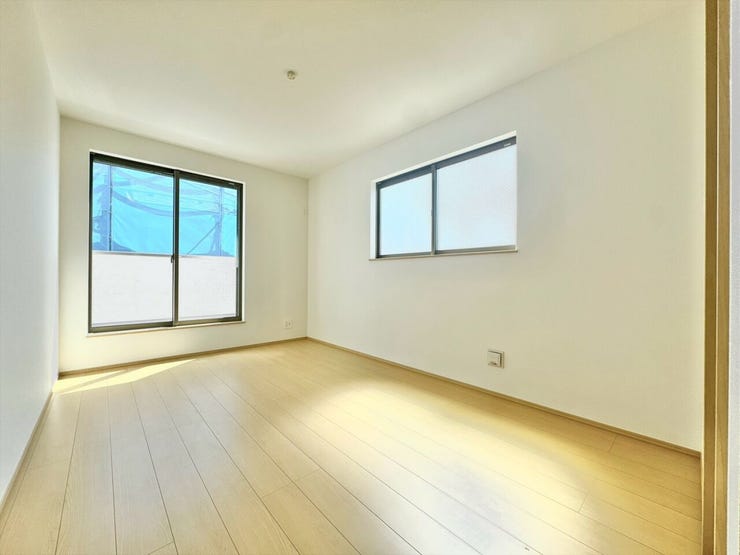 大きな窓があり、たっぷりの自然光が差し込む明るい洋室です。心地よい開放感に包まれた空間は、毎日の疲れを癒やす。朝は爽やかな光ですっきりと目覚める、健康的な暮らしが叶いそうです