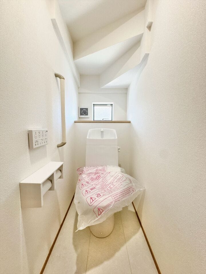明るくて清潔感のあるトイレスペース。毎日何度も使う場所だからこそ、ホッと落ち着けるインテリアにこだわりました。白を基調とした爽やかな空間が、日々の暮らしの中にさりげない癒やしのひと時をもたらします