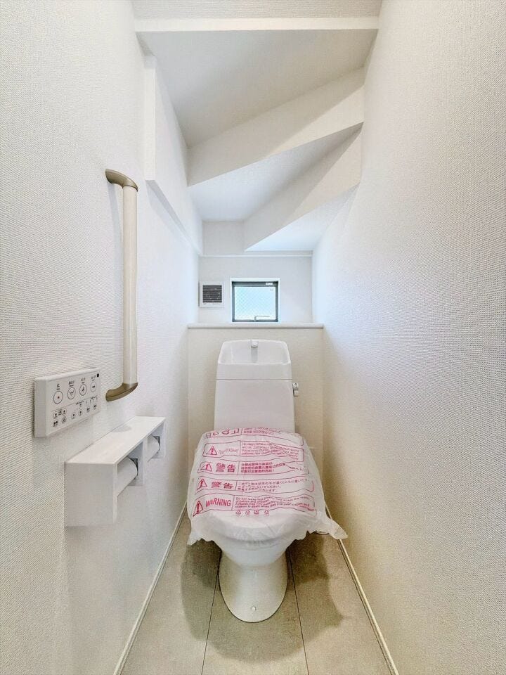 明るくて清潔感のあるトイレスペース。毎日何度も使う場所だからこそ、ホッと落ち着けるインテリアにこだわりました。白を基調とした爽やかな空間が、日々の暮らしの中にさりげない癒やしのひと時をもたらします