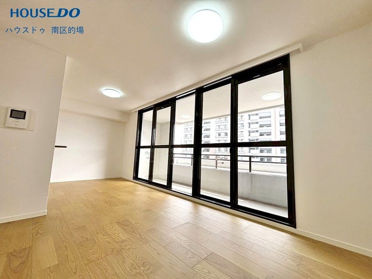 バルコニーに面した大きな窓が開放感を演出してくれる明るいリビング。