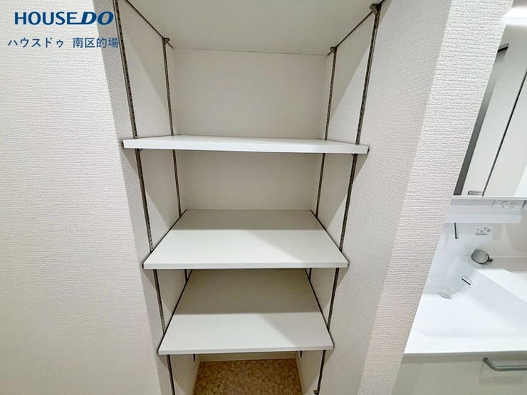 洗面脱衣所にある可動式棚はバスタオルやパジャマなどの収納やランドリーバスケットを置けます。
