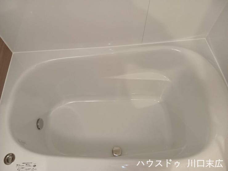 ゆったりとお湯に浸かれる浴槽を備えたバスルームです。お手入れのしやすいシンプルな造りを採用しており、ご家族皆様の毎日のリラックスタイムを支える、清潔で機能的な設備空間となっています。