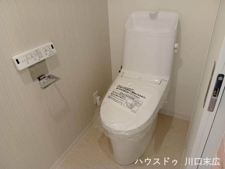 毎日のデリケートな習慣を優しくサポートする、温水洗浄機能付きのトイレです。手洗い器が一体となった省スペース設計を採用しており、日々のお手入れもしやすい、実用的で清潔なプライベート空間となっています。