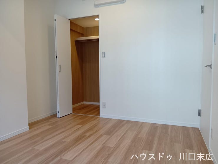 お手入れのしやすいフローリング仕上げの洋室です。クローゼットなどの収納設備を適切に配置しており、生活空間に荷物を溢れさせず、お部屋をすっきりと整理整頓できる機能的で使い勝手の良い居住空間が魅力です。