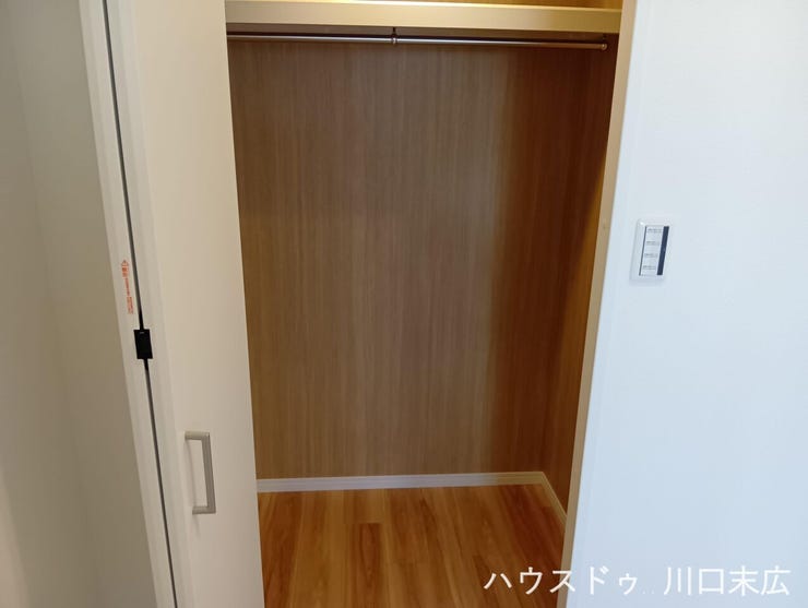衣類をシワにならずに掛けて収納できるハンガーパイプと上段棚を備えたウォークインクローゼットです。丈の長いコートや鞄などの小物まで効率よく整理整頓できる、大容量で使い勝手の良い収納設備です。