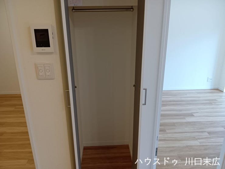 居住空間の整理整頓に役立つ、ハンガーパイプ付きのクローゼットを備えています。衣類の収納はもちろん、下部のスペースを利用して衣装ケースなどを配置することもできる、使い勝手の良い機能的な収納設備です。