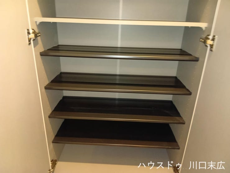 ご家族皆様の靴を用途に合わせて効率よく収納できる、高さ調節が可能な棚板を備えたシューズボックスです。玄関周りを常にすっきりと保つことができ、日々の身支度をスムーズにする使い勝手の良い収納設備です。
