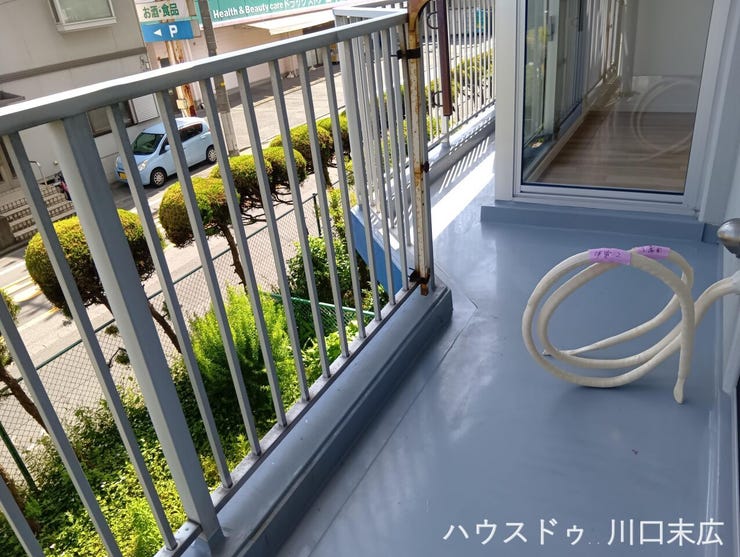 室外に設けられたバルコニースペースです。洗濯物や布団を干す作業がしやすく、日々の家事をサポートする実用的な屋外空間として、生活の利便性を高める機能的な設計となっています。