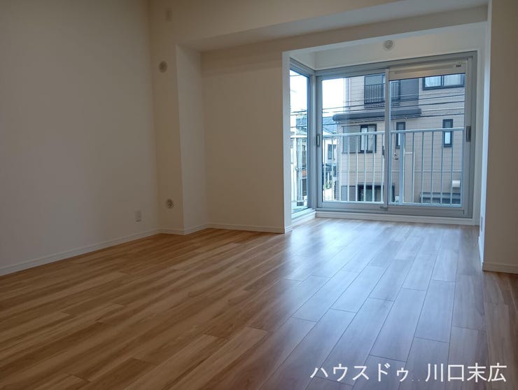 お手入れがしやすく清潔感を保てるフローリング仕上げのリビングダイニングです。多彩な家具の配置がしやすく、ご家族のライフスタイルに合わせた快適で機能的な居住空間を創出できる実用的な設計となっています。