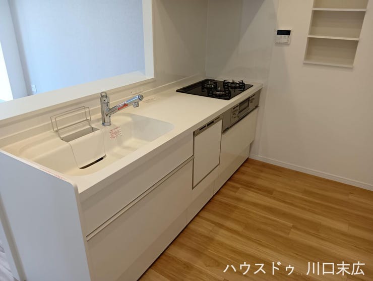 空間を有効活用できる対面式システムキッチンです。お手入れが簡単なフラット天板や余裕のある作業スペースを備えており、毎日の調理や後片付けの家事動線をスムーズにする、使い勝手の良い設備環境です。