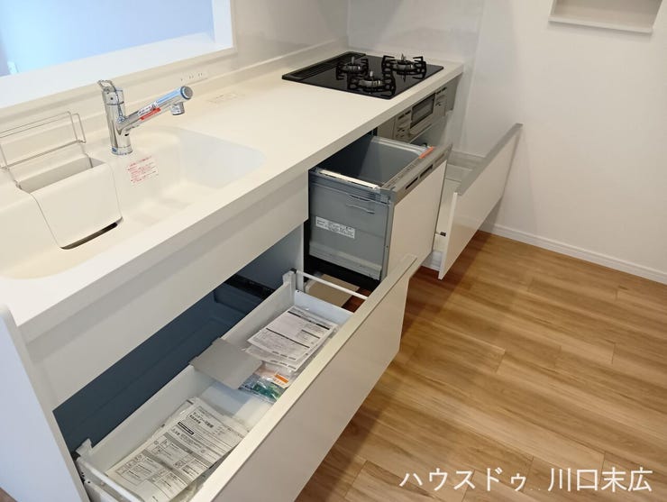 奥の物まで取り出しやすいスライド式の引き出し収納を備えたシステムキッチンです。調理器具や食器類を用途に合わせて効率よく整理整頓でき、毎日の家事負担を軽減する実用的で機能的な収納設計となっています。