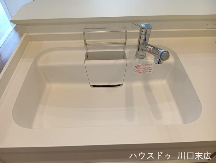 大きな鍋や食器類も洗いやすい、余裕のあるサイズのシンクです。浄水器一体型の水栓を採用しており、用途に合わせて簡単に切り替えが可能。毎日の調理や洗い物を快適にサポートする機能的な設備となっています。