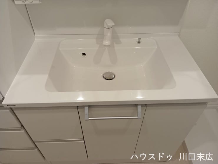 継ぎ目が少なく汚れが溜まりにくい、お手入れのしやすいボウル一体型の洗面化粧台です。下部には収納スペースを備えており、洗面用具や洗剤のストックなどをすっきりと整理できる機能的なサニタリー設備です。