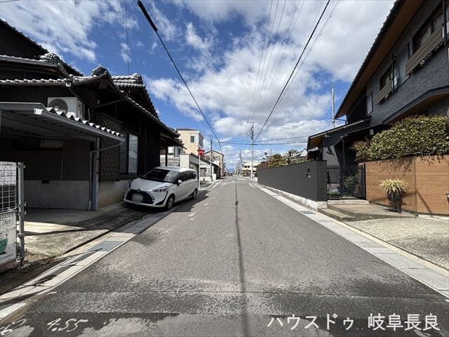 ≪北側西向き≫幅員約6mの前面道路です。車が余裕を持ってすれ違うことが出来る道幅です。