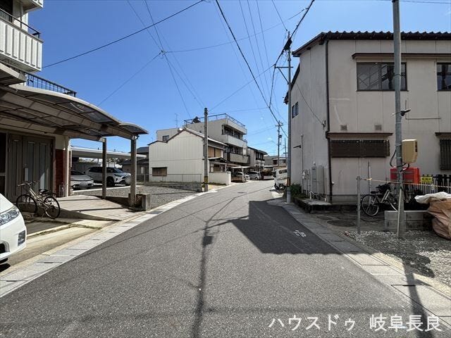 ≪北側東向き≫幅員約6mの前面道路です。車がすれ違うのに十分な道幅です。