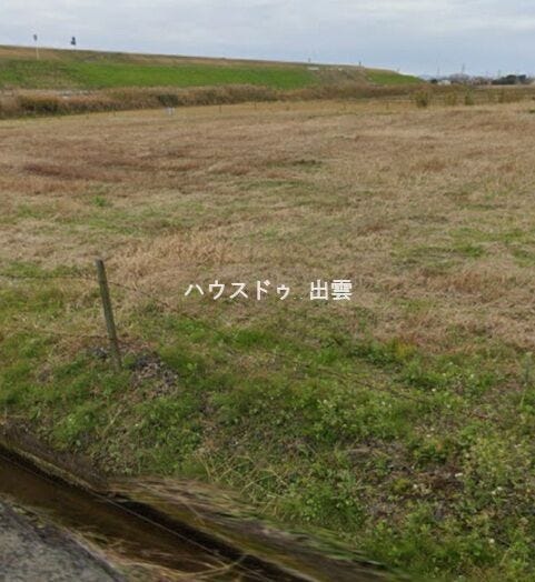 【外観】
バイパス南側、出雲総合体育館、島根県立大学東部の724坪土地。地目が宅地、現況更地なのですぐに使用可能。