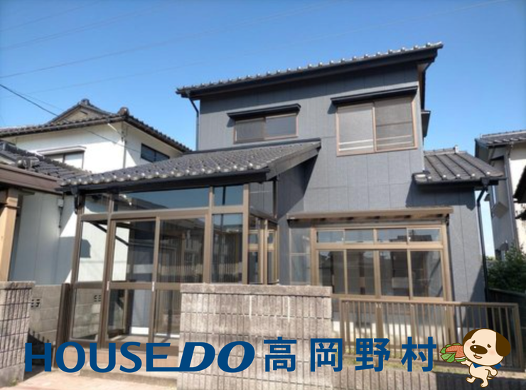 【外観】
落ち着いた街並みに馴染む、趣ある外観の一邸。
前面スペースも確保されており、使い方の幅が広がります。