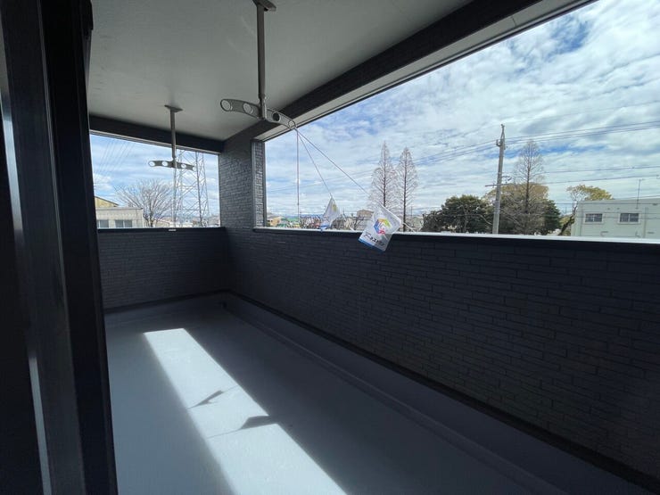 ◇インナーバルコニー◇
急な雨も安心のインナーバルコニー♪外からお洗濯物が見えにくくプライバシーも守れますね♪