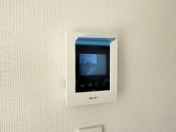 ○カラーモニター付インターホン○
不在時の訪問は自動で録画されます。
訪問者の顔が確認できるのでお子様の留守番にも安心です♪