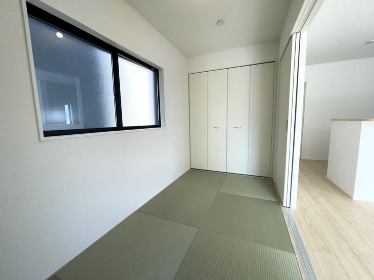 ◇和室◇
リビング横の便利な和室です。
収納としてもお使いいただけます。そのまま横になることができます♪
