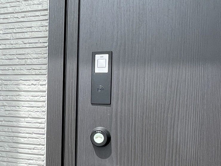 ○スマートキー○
ワンタッチで簡単施錠♪お荷物が多くてもラクラク開錠できますね♪