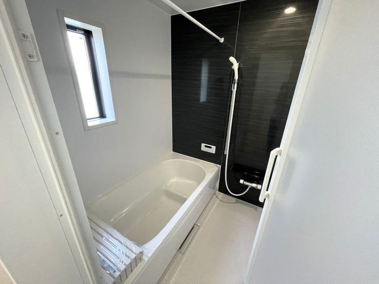 ◇浴室◇
一坪サイズの浴室で足が伸ばせて快適です♪
浴室暖房乾燥機付で、雨の日でも洗濯物が乾かせます♪