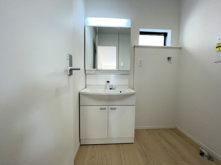 ◇洗面所◇
シャワー付き洗面化粧台♪
三面鏡付で朝の身支度もラクラクです♪