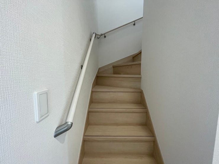 ◇階段◇
手すり付きの階段♪
段差を緩やかに設計していますので、小さなお子様やご年配の方にも安心です♪