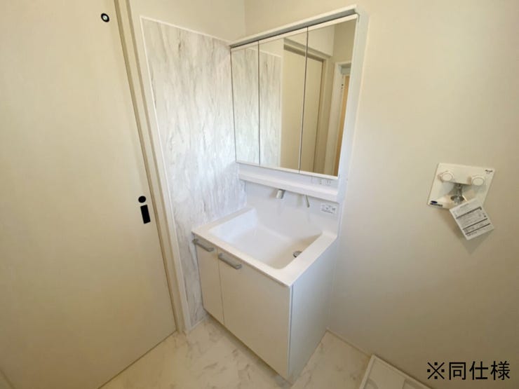 ※同仕様
◎現地案内予約受付中!◎
洗髪洗面化粧台はホースが伸びるため小さなお子様の手も洗いやすいです◎