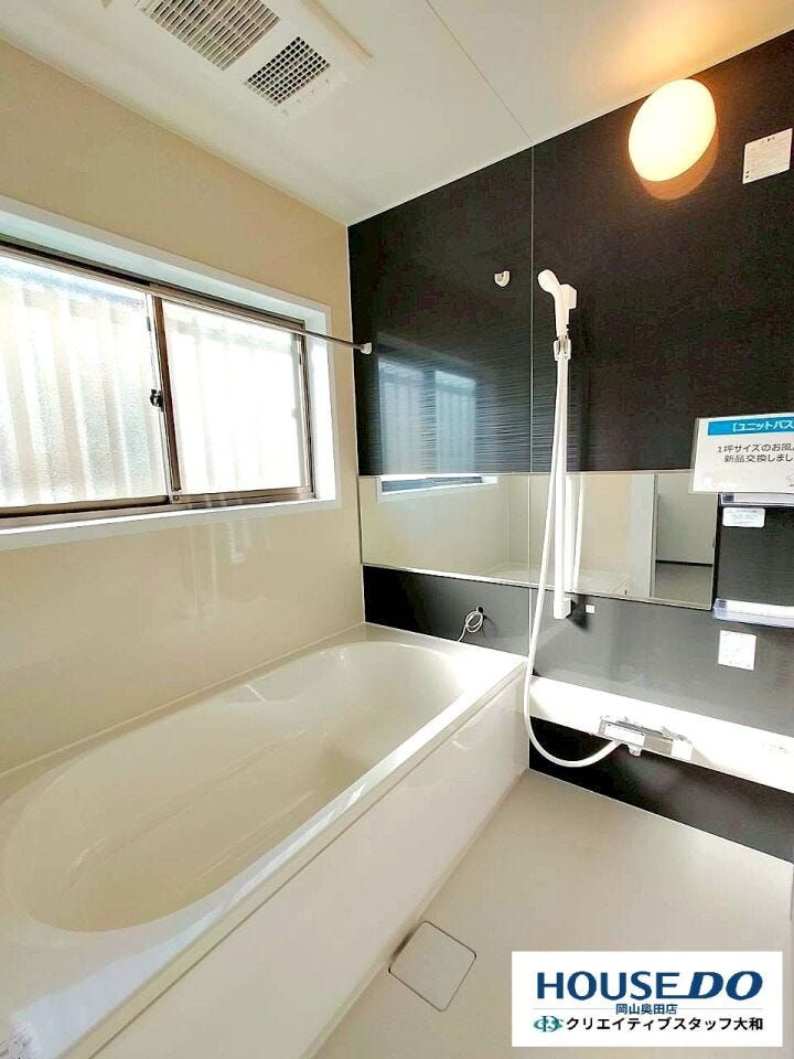 窓と浴乾つきで、いつでもカラリと気持ちの良いお風呂♪