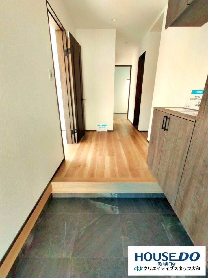 玄関ホールから、全てのお部屋に直通で入れます。