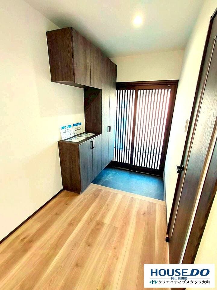 南東向きの明るい玄関。朝のお出かけが楽しくなります♪