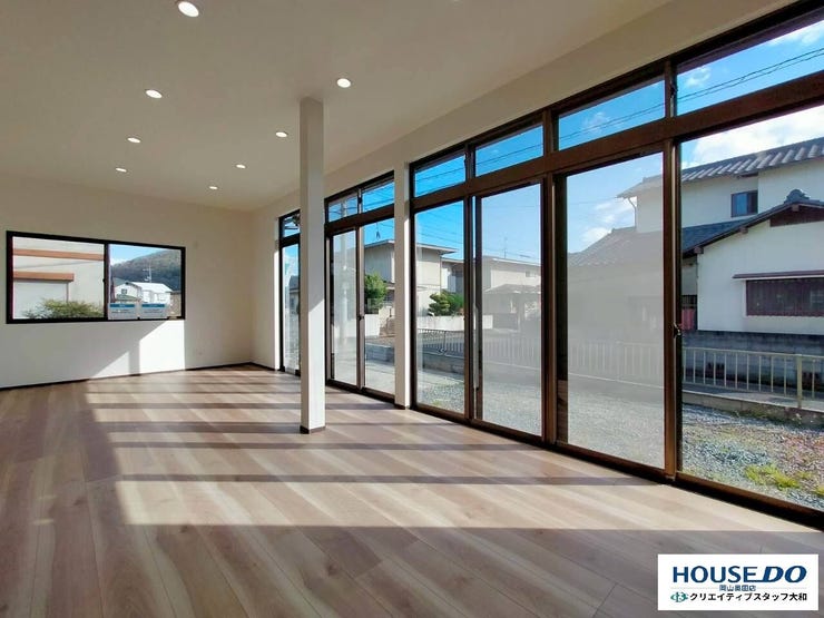 南側の日差しをふんだんに取り込むLDK!高窓だけ開けて空気の入れ替えもできます♪