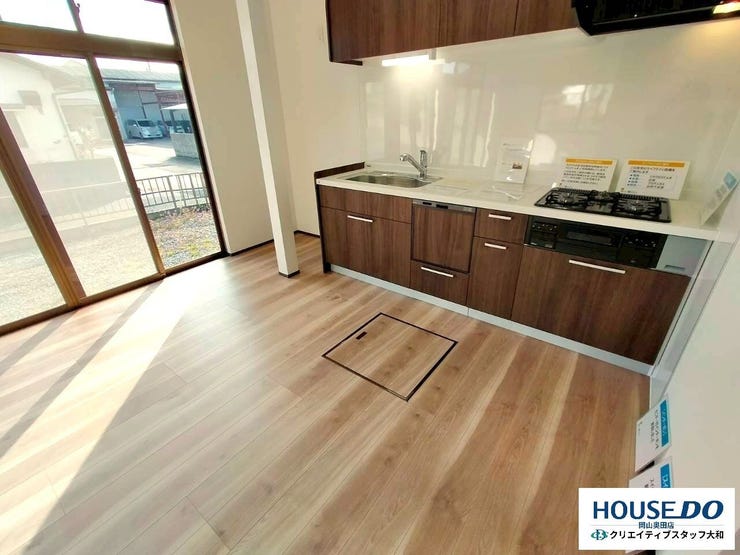 グリル・食洗器つきで多収納のキッチンユニット!お手入れのしやすい人工大理石の天板です♪