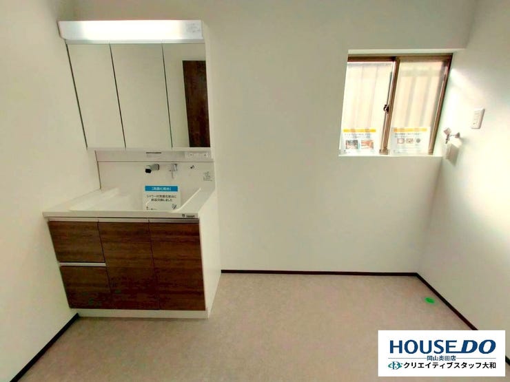 ゆとり幅の洗面脱衣所。洗濯機+収納ラックも置けちゃうサイズ♪