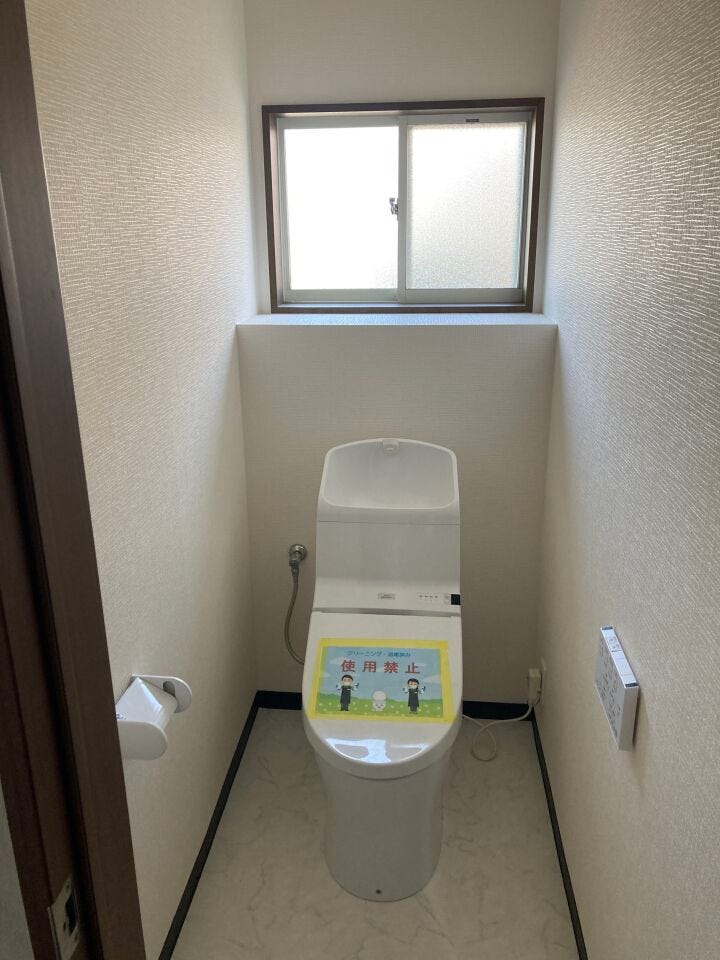 ついつい長居してしまうトイレ
人はなぜ狭い場所にいると落ち着いてしまうんでしょう…
温水洗浄便座付きです!