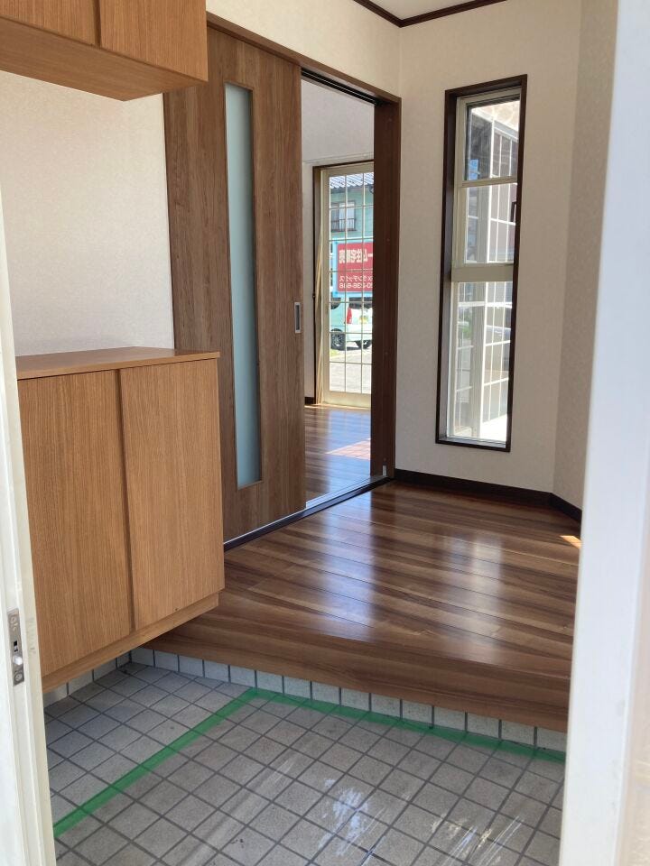 玄関ドアは日がたっぷり入るタイプ♪
素敵な1日の始まりを見守ります!
今日も元気に「いってきます!」