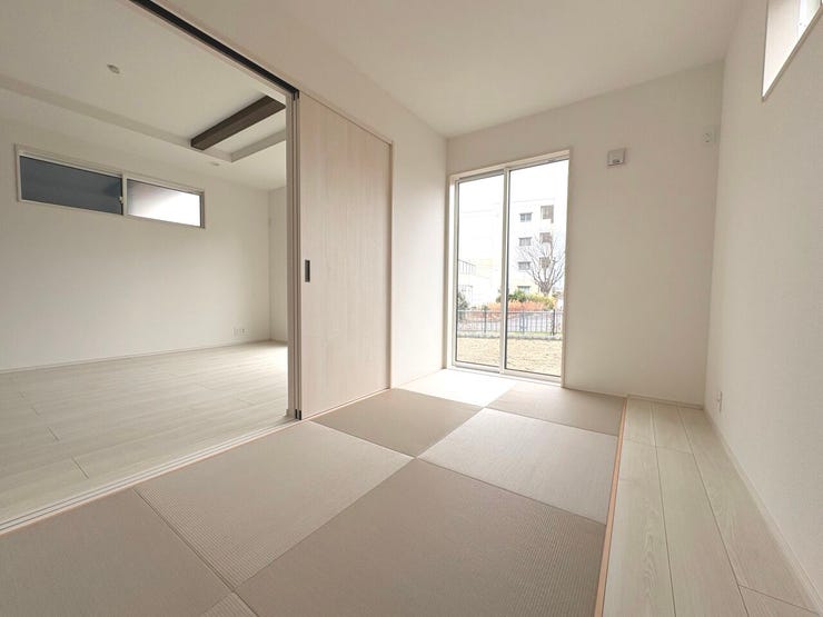 5帖の洋風和室。壁側がフローリングとなっており、家具を置いても跡が付きづらいのが◎