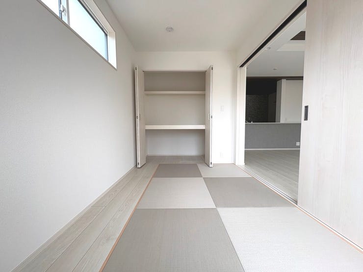 5帖の洋風和室。リビングに隣接しており、小さなお子様が遊んでいても安心です。