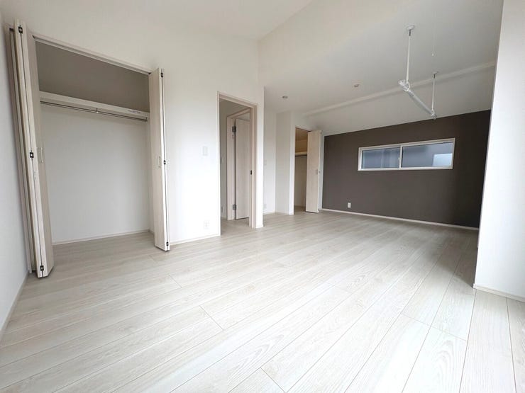 5.25帖+5.62帖の洋室。クローゼットとウォークインクローゼットを設置しております。