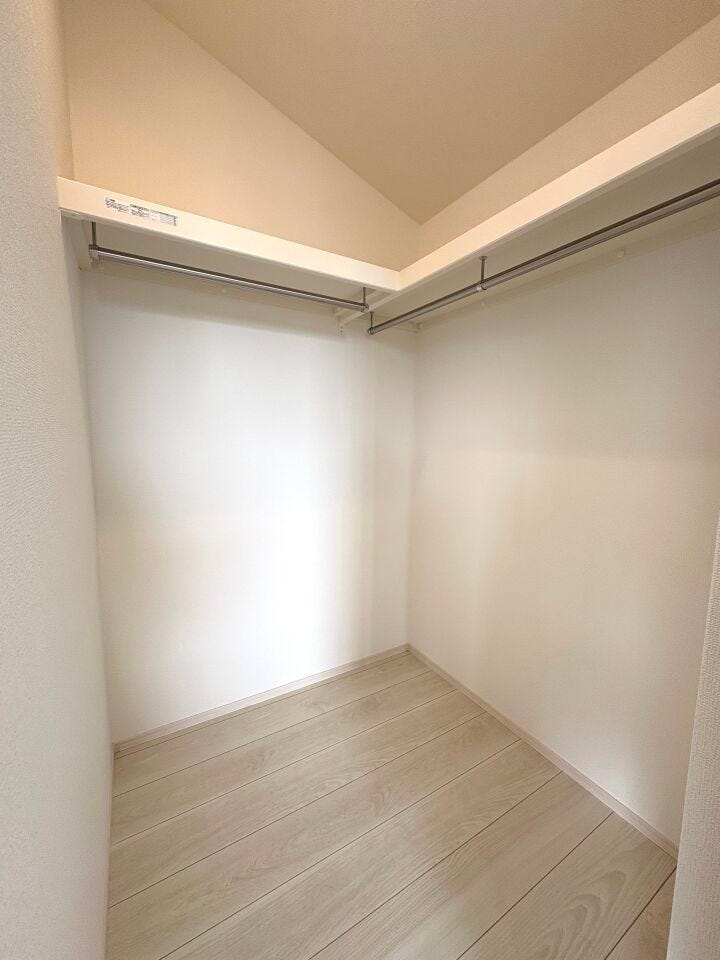 ご夫婦やお子様の衣類をたっぷり収納できるウォークインクローゼットを完備しております。