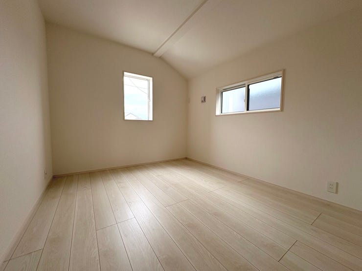 5.25帖の洋室1。フローリングにつきお部屋のお掃除も楽々!