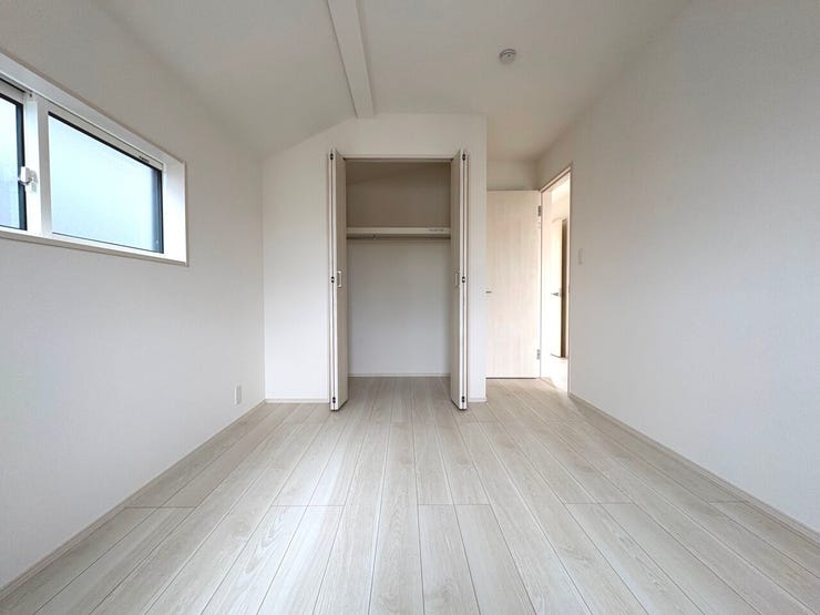 5.25帖の洋室1。お子様の衣類や学校用品も収納できるクローゼット付き!