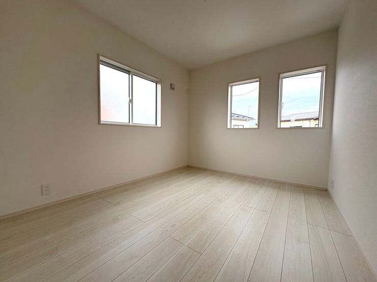 5.25帖の洋室2。全居室二面採光で明るい陽の光を取り込める空間となっております♪