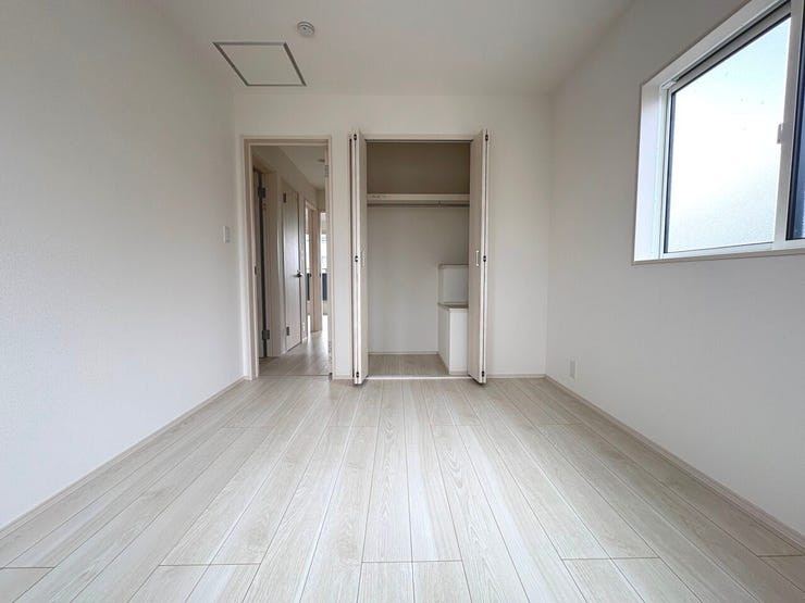 5.25帖の洋室2。お部屋がすっきりまとまるクローゼット完備!