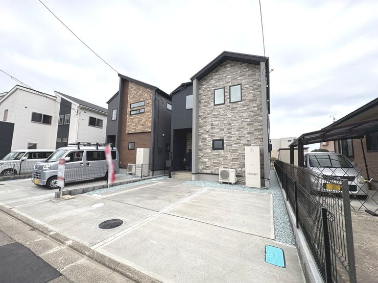 バス停徒歩3分で駅へのアクセスに便利です。並列2台駐車可能なカースペースもございます。