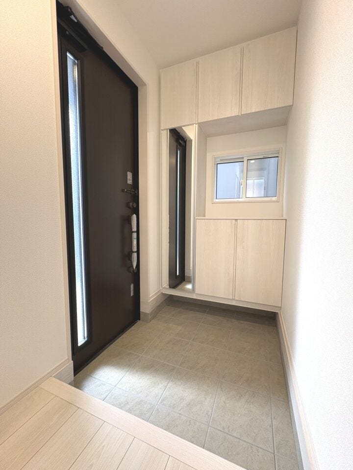 シューズボックスを完備した玄関。鏡付きでお出かけ前の身だしなみ確認に便利です♪